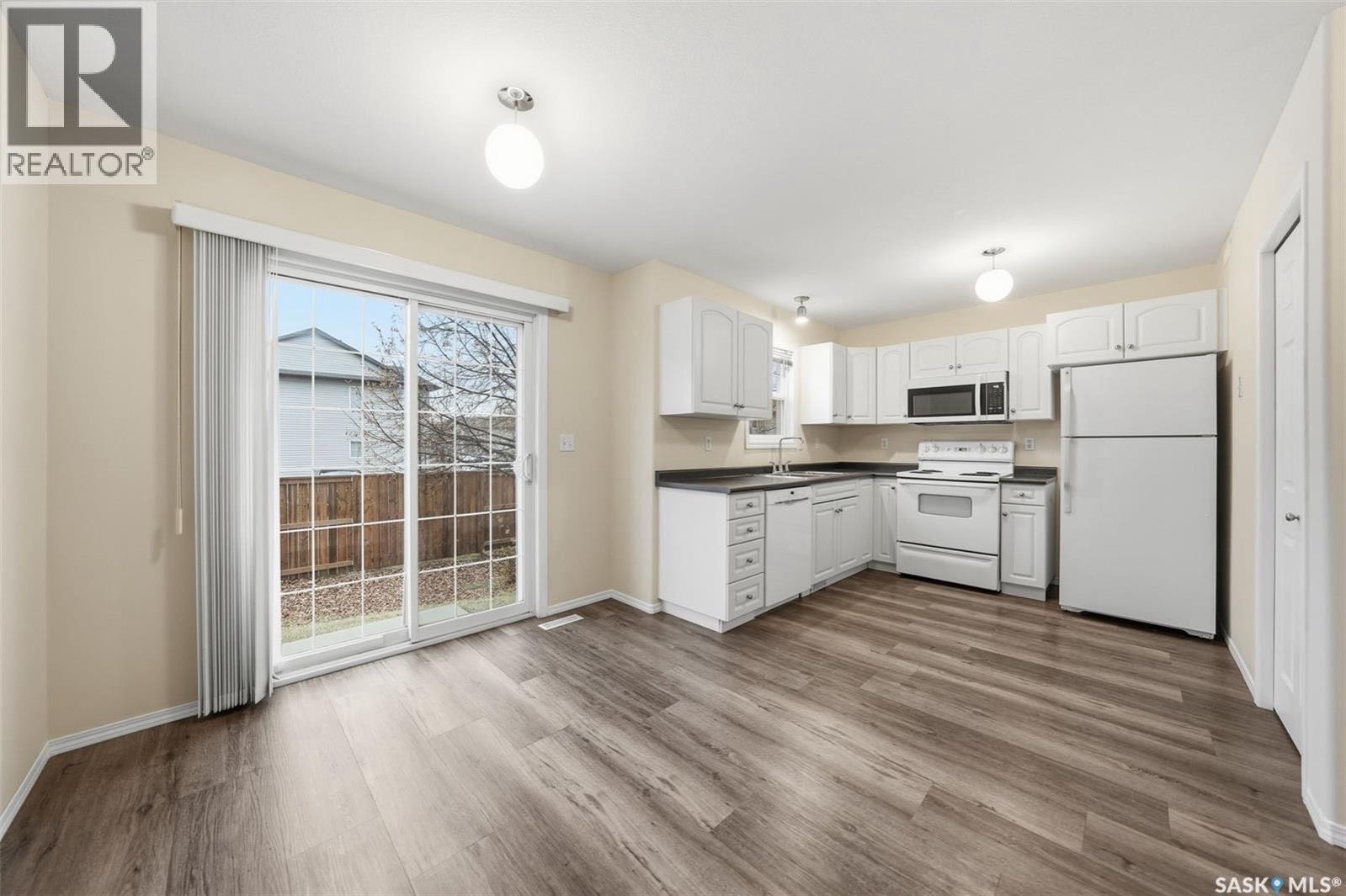 Lakewood小区安静边户联排别墅出售，两间宽敞卧室和两间浴室，非常适合大学生、年轻专业人士或首次购房者。房屋位于 Lakewood 核心地带，拎包入住，门口就有直达大学的公交，生活十分方便。主层布局明亮实用，包括铺有较新地板的客厅、餐区，以及配有经典橱柜、储物间和充足操作台面 - 7