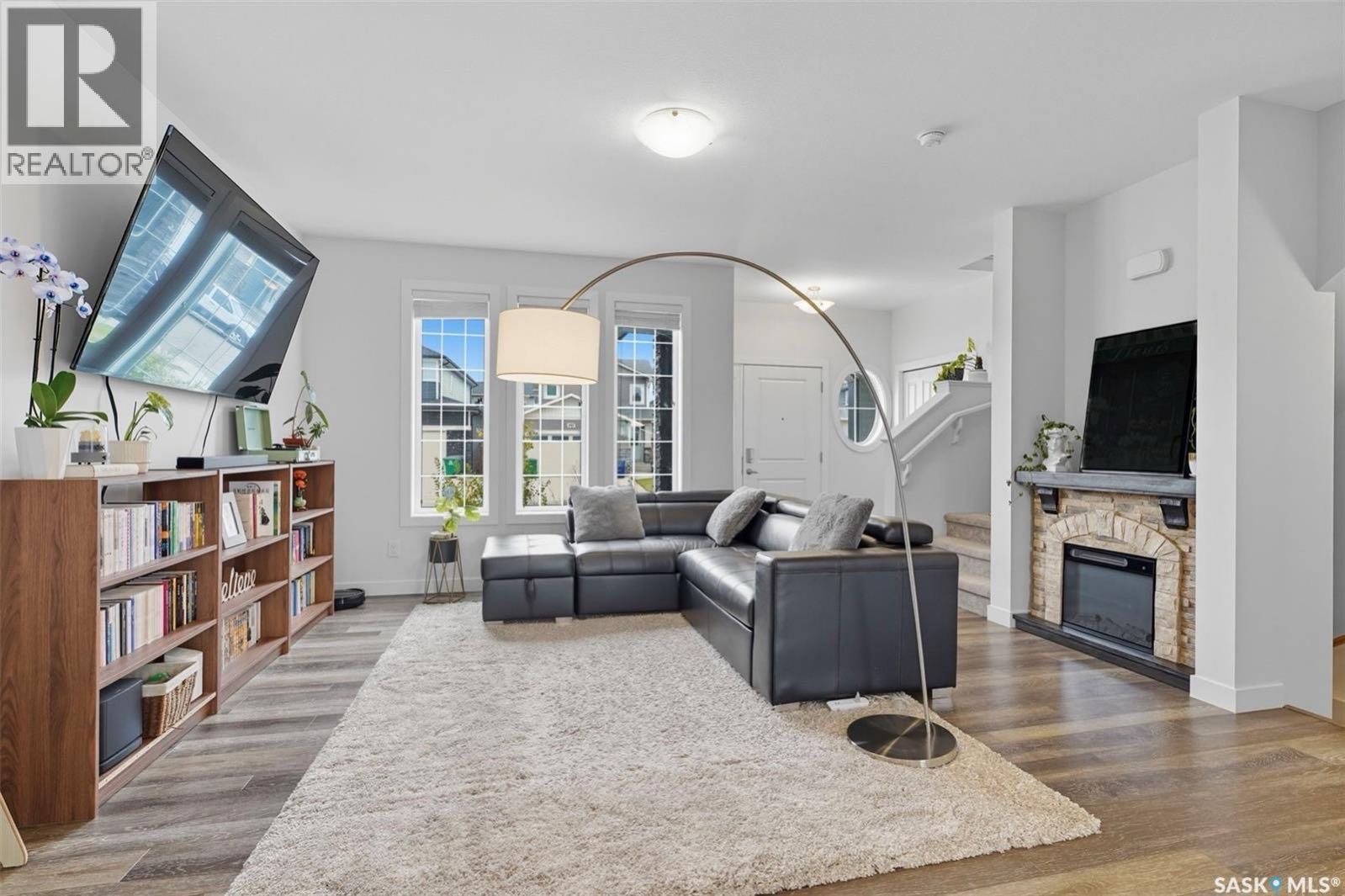 Brighton保养如新双层独立屋出售！地理位置优越，临近购物区、公园及未来学校。3 间卧室和 3 间浴室，并配有一个已做保温处理的地下室。主层采用 开放式布局，拥有 9 英尺层高，宽敞的客厅、明亮的用餐区，以及一间令人心动的厨房——配备 石英台面、中岛设计、充足的储物空间 和 - 7