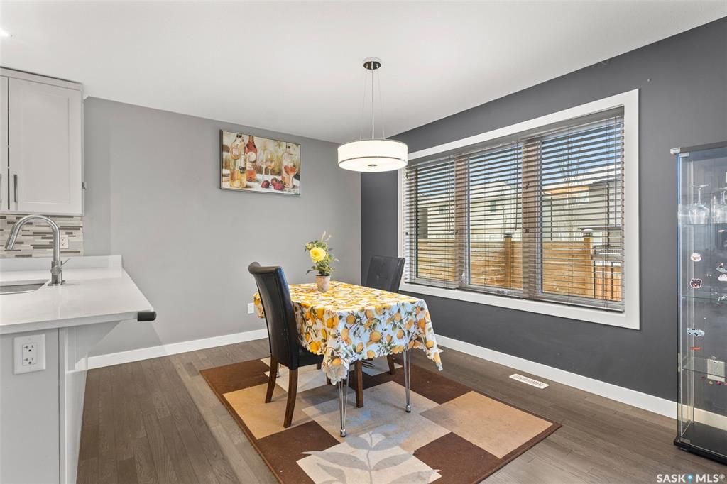 Stonebridge小区1546尺2层独立屋出售。3房3卫，地下室保温完成，带独立出入口独立电表，具备合法独立出租套间潜力。一楼开放式设计，实木地板，3层窗户，大理石台面，厨房带角柜，L形岛台，不锈钢家电，二楼3个大卧室，主卧带步入式衣柜和完整洗手间带浴缸。后院大露台，前院无草 - 9