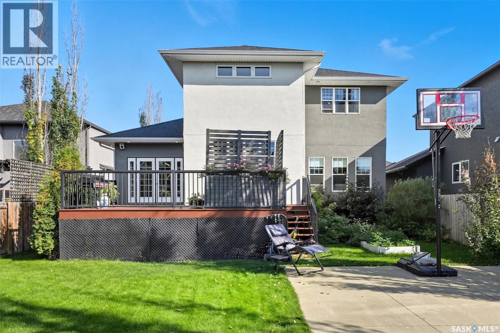 Willowgrove 小学百米距离豪华装修独立屋出售！超大2589平方尺。兼具现代优雅、实用设计和高端装修的定制两层住宅。外观采用石材和欧式灰泥，专业园艺、地下喷灌系统，以及可停放 超过4 辆车超大车道。超大私密后院像公园一样，设有宽敞的木质露台（带 2 个燃气接口）、庭院空间 - 8