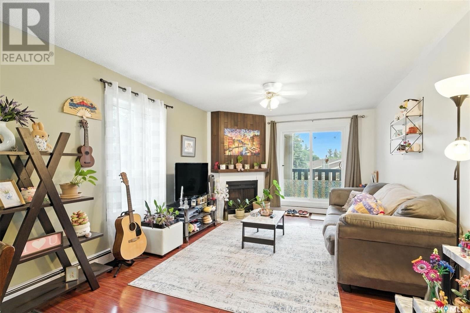 Forest Grove小区顶楼边户公寓出售！位置优越，距离萨斯喀彻温大学仅7分钟车程，毗邻两所小学，步行即可到达 University Heights 购物区和两所高中。作为边户单位，这套安静公寓多一个侧窗，采光更佳，客厅和卧室均铺设复合地板，厨房、餐厅和两个卫生间为瓷砖地面， - 7