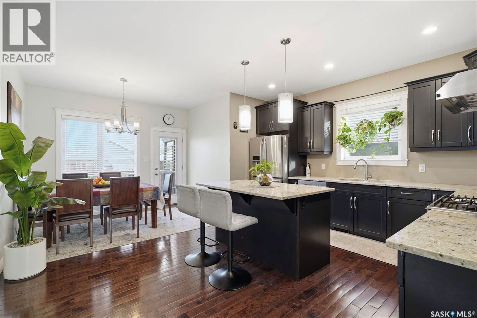 Public Open House公众开放看房 914 Evergreen Blvd 12月14日 周日1:00-3:00PM Gary Gai或者同事Dominic Parent会在此迎接🙏 ————— Evergreen小学正对面合法出租错层独立屋出售。面对公园美景，带一个 - 7