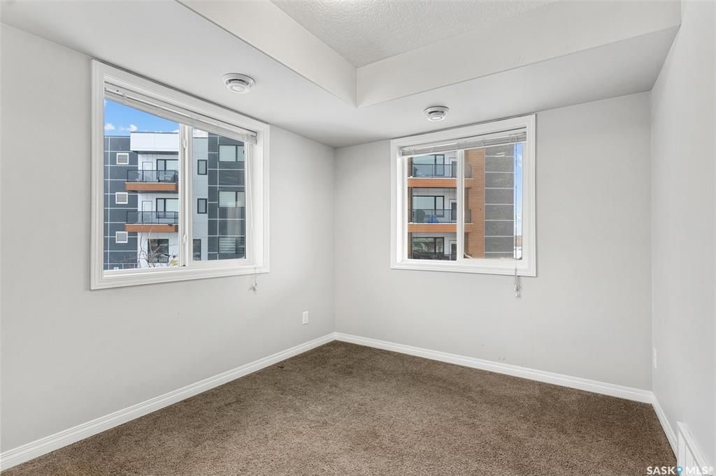 Stonebridge小区步行至学校，超市购物3室2卫2车位叠拼联排出售。安静2楼顶层边户，朝阳湖景，枫木橱柜，大理石台面，不锈钢家电，主卧带步入式衣柜，独立洗手间，大尺寸阳台，独立储物间。保养极佳。挂牌价格：$239900。详情请联系 Royal LePage地产经纪Gary - 16