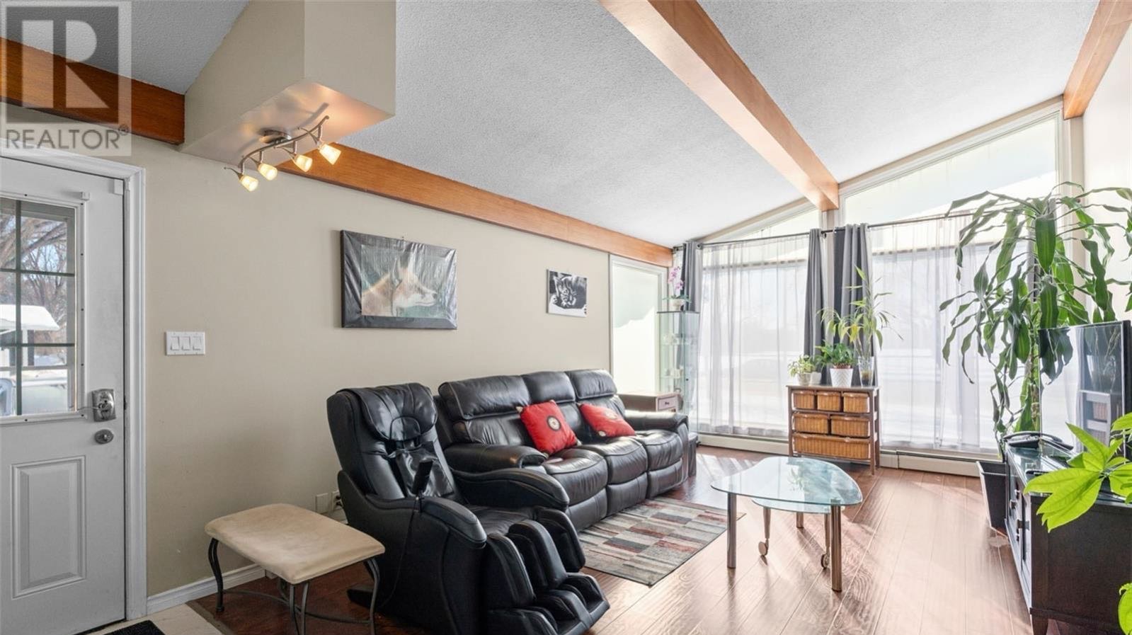 Brevoort Park小区Holy Cross 和Walter Murray高中对面优质投资房产。 - 6