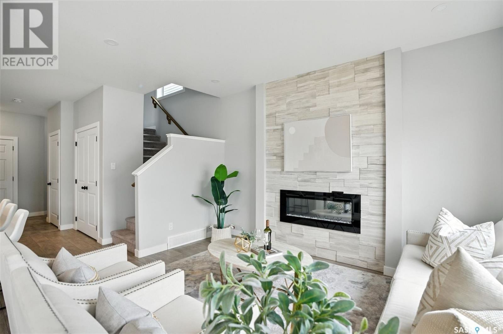 Brighton小区带独立屋出入口双层独立屋出售！2022年由Ehrenburg建造，提供合法出租套间选项，并配备众多便利设施。位于安静内街，步行即可到达公园，未来学校，同时靠近购物中心及其他生活设施，地理位置优越。主层设有9英尺高的天花板，开放式布局，宽敞的客厅配有时尚的砖面特 - 7