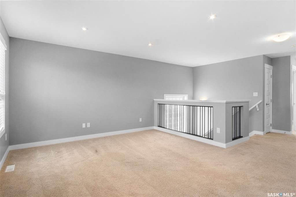 Rosewood小区400米步行至两所学校，2014年建，2100尺，4房+1书房+多功能厅，高档装修独立屋出售！保养如新，好采光，9尺加高层高，天然气壁炉，实木地板，高档枫木橱柜带天然大理石台面，不锈钢家电，大空间储物角柜。二楼有4个大卧室外加一个大空间多功能家庭厅。主卧带步入 - 15