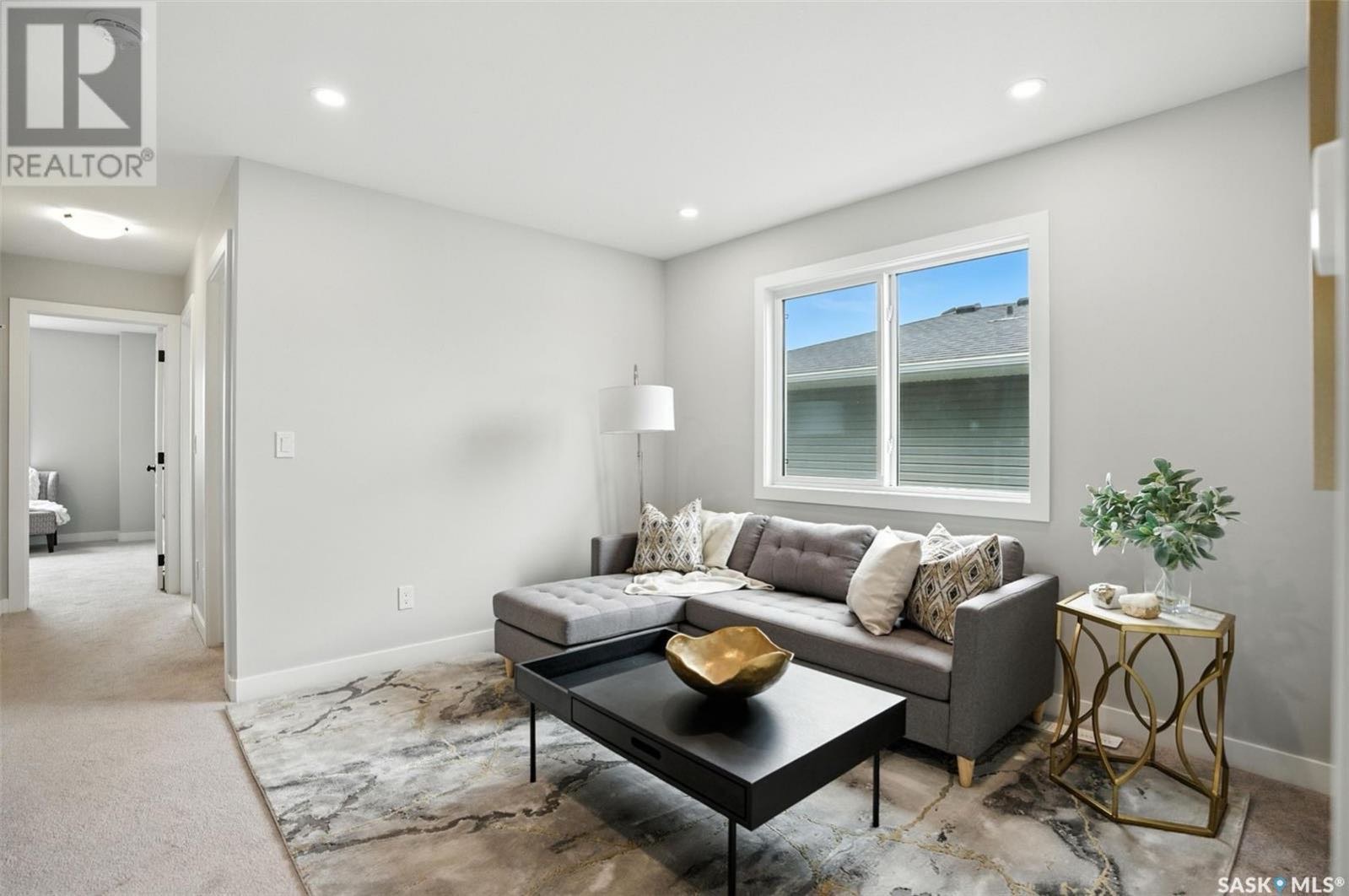 Brighton小区带独立屋出入口双层独立屋出售！2022年由Ehrenburg建造，提供合法出租套间选项，并配备众多便利设施。位于安静内街，步行即可到达公园，未来学校，同时靠近购物中心及其他生活设施，地理位置优越。主层设有9英尺高的天花板，开放式布局，宽敞的客厅配有时尚的砖面特 - 8