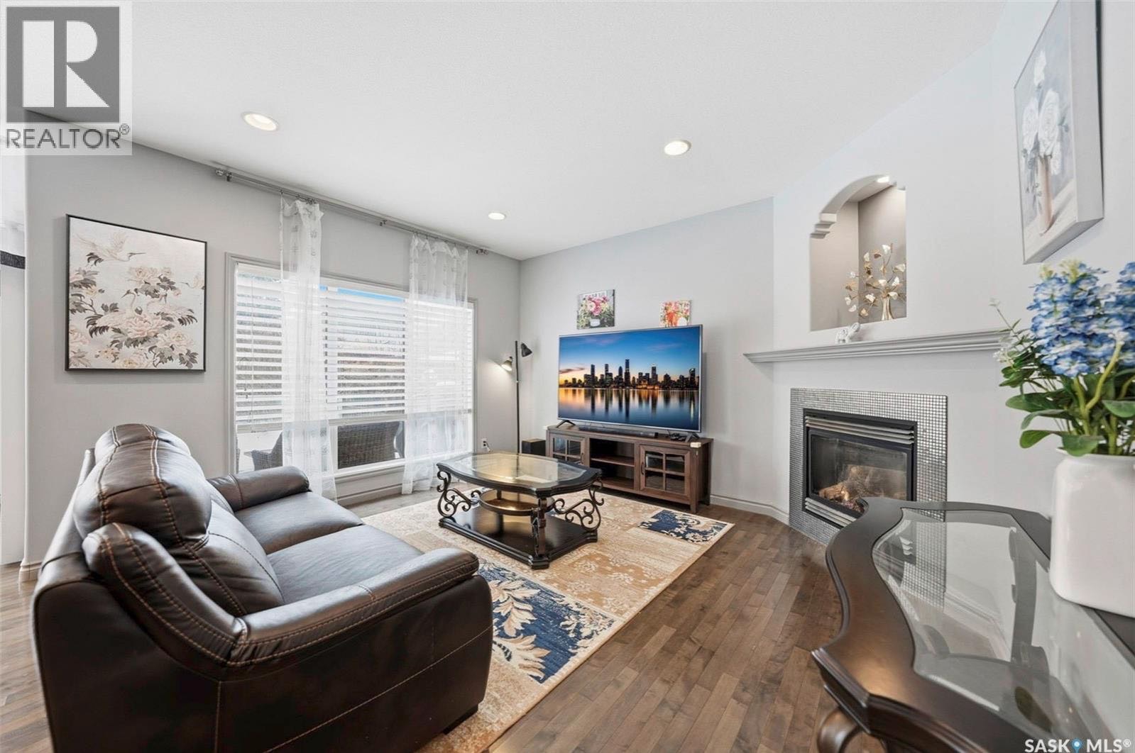 Briarwood小区高能效认证前样板间三车库独立屋出售！2011尺2004年建位于安静街道，大地块地块，维护良好，状态整洁，可直接入住。房屋外观与庭院布局整齐，近期更新： 热水器（2025 年）、屋顶（2019 年）、暖炉（2015 年）以及地下室地毯（2020 年）。主层设有 - 6