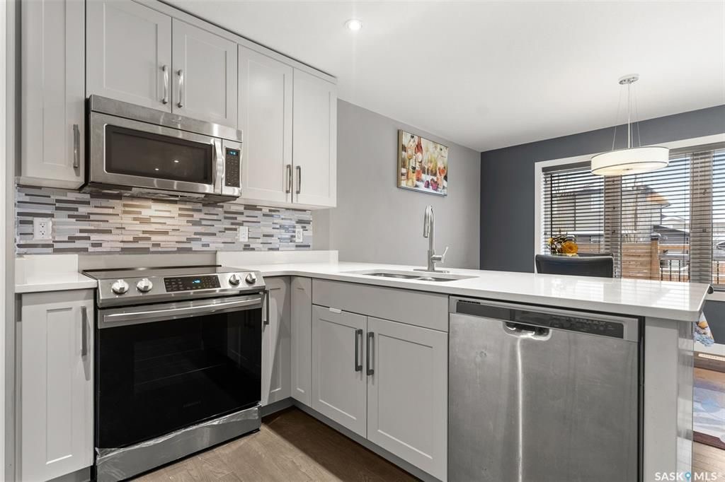 Stonebridge小区1546尺2层独立屋出售。3房3卫，地下室保温完成，带独立出入口独立电表，具备合法独立出租套间潜力。一楼开放式设计，实木地板，3层窗户，大理石台面，厨房带角柜，L形岛台，不锈钢家电，二楼3个大卧室，主卧带步入式衣柜和完整洗手间带浴缸。后院大露台，前院无草 - 8