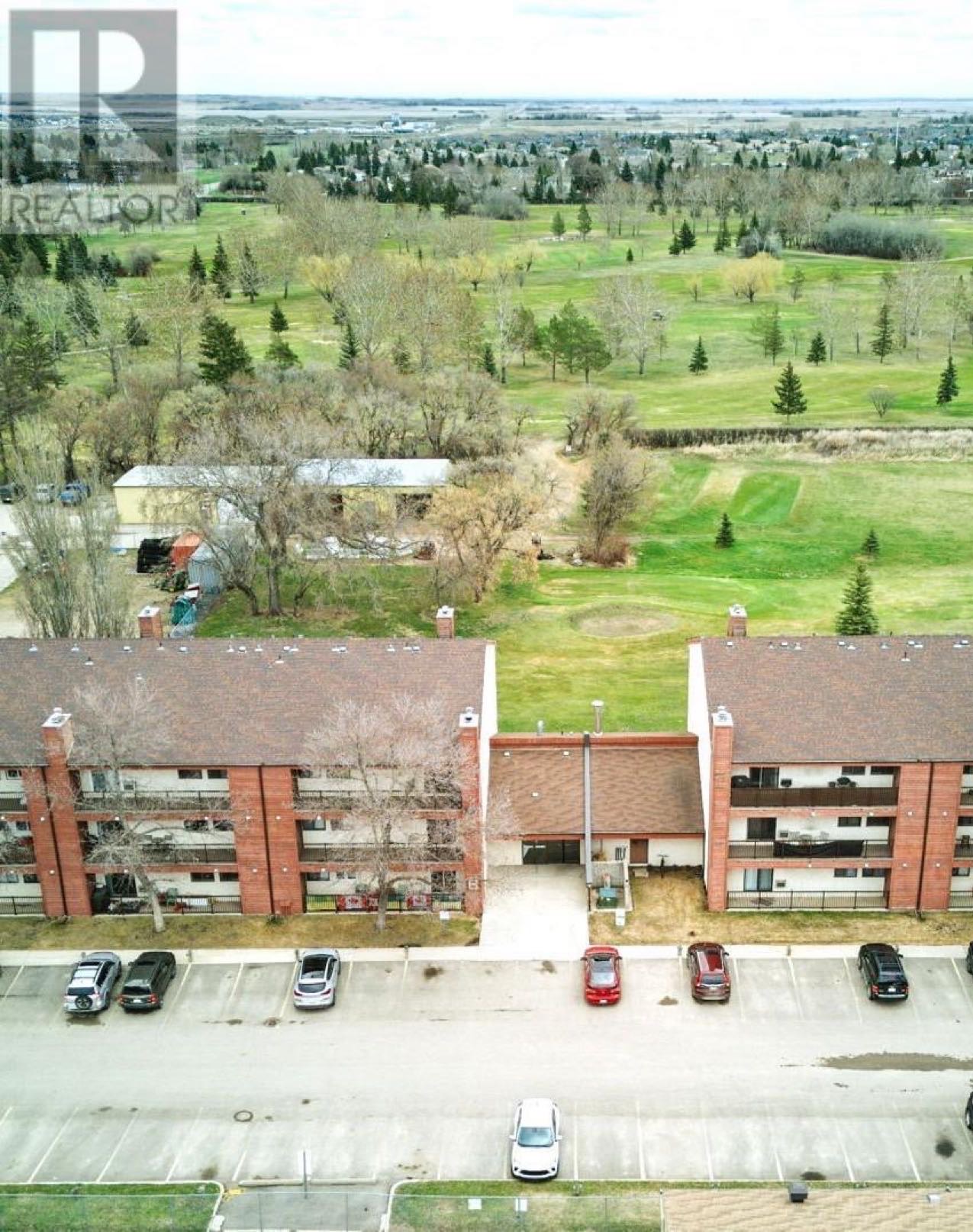 Wildwood小区背靠公园高尔夫球场3房边户公寓出售。安静、维护良好，景观优美，地理位置优越，临近学校、8街购物区及各类生活便利设施。户型宽敞，大客厅带壁炉，地面铺设了地砖，整体干净整洁。厨房配有现代化橱柜和地板。三间卧室中有一间目前用作书房，配有典雅的法式门，别具格调。一间完 - 4