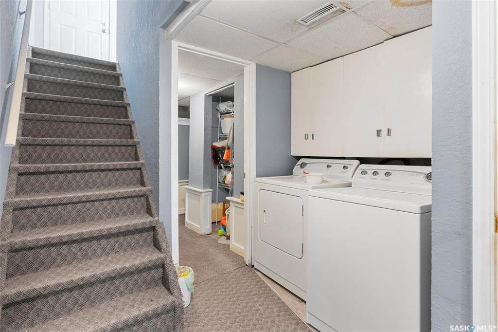 Sutherland小区840尺独立屋出售。近萨大，小学，公园，购物。 3室1卫+1书房平层，带一个18*24较新建双车库，合成板地板，地下室装修有一房一厅。2021年更新保温，新换屋顶瓦片，更新锅炉。占地5819尺。挂牌价格：$189900。详情请联系地产经纪Gary Gai  - 12