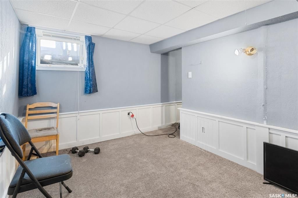 Sutherland小区840尺独立屋出售。近萨大，小学，公园，购物。 3室1卫+1书房平层，带一个18*24较新建双车库，合成板地板，地下室装修有一房一厅。2021年更新保温，新换屋顶瓦片，更新锅炉。占地5819尺。挂牌价格：$189900。详情请联系地产经纪Gary Gai  - 14