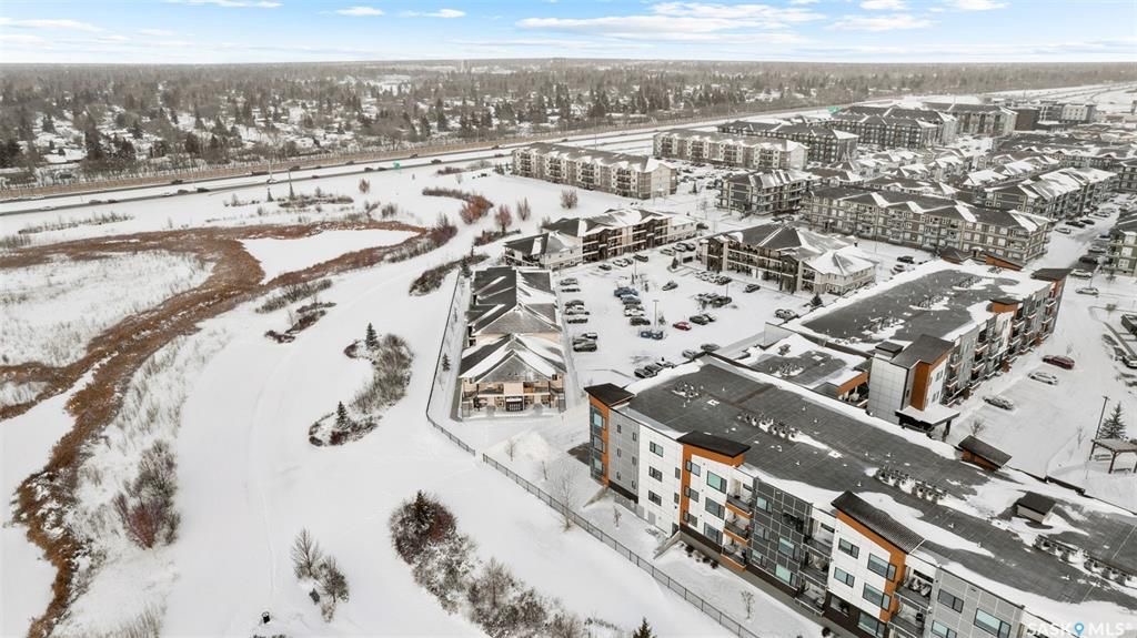 Stonebridge小区步行至学校，超市购物3室2卫2车位叠拼联排出售。安静2楼顶层边户，朝阳湖景，枫木橱柜，大理石台面，不锈钢家电，主卧带步入式衣柜，独立洗手间，大尺寸阳台，独立储物间。保养极佳。挂牌价格：$239900。详情请联系 Royal LePage地产经纪Gary - 22