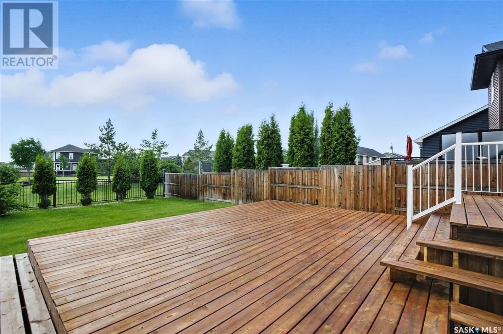 Stonebridge 背靠公园4房4卫+多功能厅独立屋出售。保养如新，后院直通公园，近学校、商店、公园及其他生活设施。主层采用开放式布局，客厅、厨房和餐厅区域均为实木地板。客厅宽敞明亮，大窗户朝西，可看到后院和公园景观。厨房配有枫木橱柜、花岗岩台面、转角储物间，以及不锈钢家电（ - 8