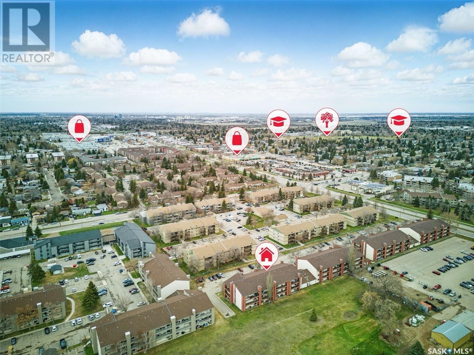 Wildwood小区背靠公园高尔夫球场3房边户公寓出售。安静、维护良好，景观优美，地理位置优越，临近学校、8街购物区及各类生活便利设施。户型宽敞，大客厅带壁炉，地面铺设了地砖，整体干净整洁。厨房配有现代化橱柜和地板。三间卧室中有一间目前用作书房，配有典雅的法式门，别具格调。一间完 - 5