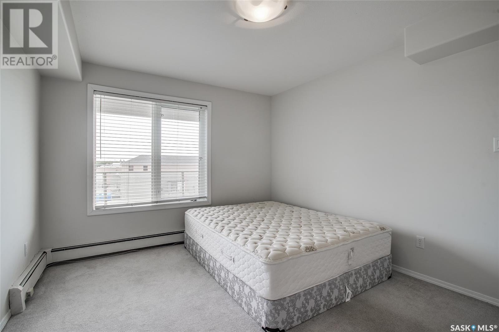 步行至8街Grosvenor Park小区顶楼公寓出售！安静顶层两室两卫户型，配地下车位。楼内安静整洁，品质优良，配备电梯及宽敞娱乐室。地理位置优越，邻近萨斯喀彻温大学、八街商业区、公园及生活设施。  公寓采用开放式布局，大面积窗户，居住面积超1000平方英尺，整体中性色调。含两 - 7