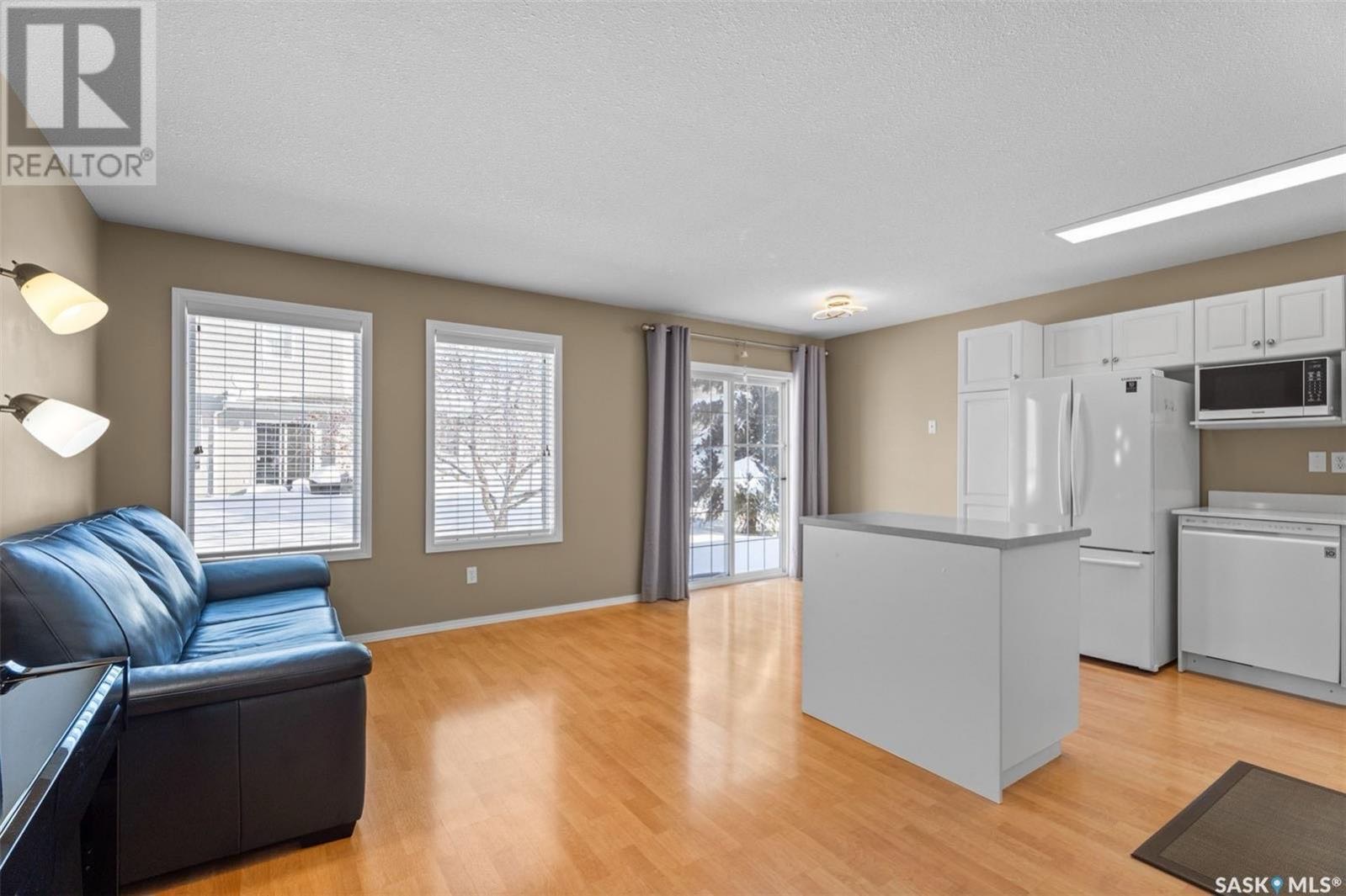 Briarwood小区1225尺双层联排出售，安静区域，近学校、公园和商超。房屋2022年翻新，含3间卧室及2间卫浴。二楼含3个卧室1个洗手间，主卧配备步入式衣柜。主层开放式客厅餐厅厨房配有2022年更新的石英台面、全套电器，餐厅直通后院。全屋铺设复合木地板，地下室未装修。附带独 - 6