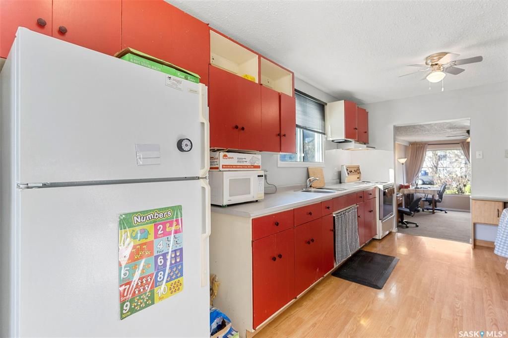 Sutherland小区840尺独立屋出售。近萨大，小学，公园，购物。 3室1卫+1书房平层，带一个18*24较新建双车库，合成板地板，地下室装修有一房一厅。2021年更新保温，新换屋顶瓦片，更新锅炉。占地5819尺。挂牌价格：$189900。详情请联系地产经纪Gary Gai  - 9