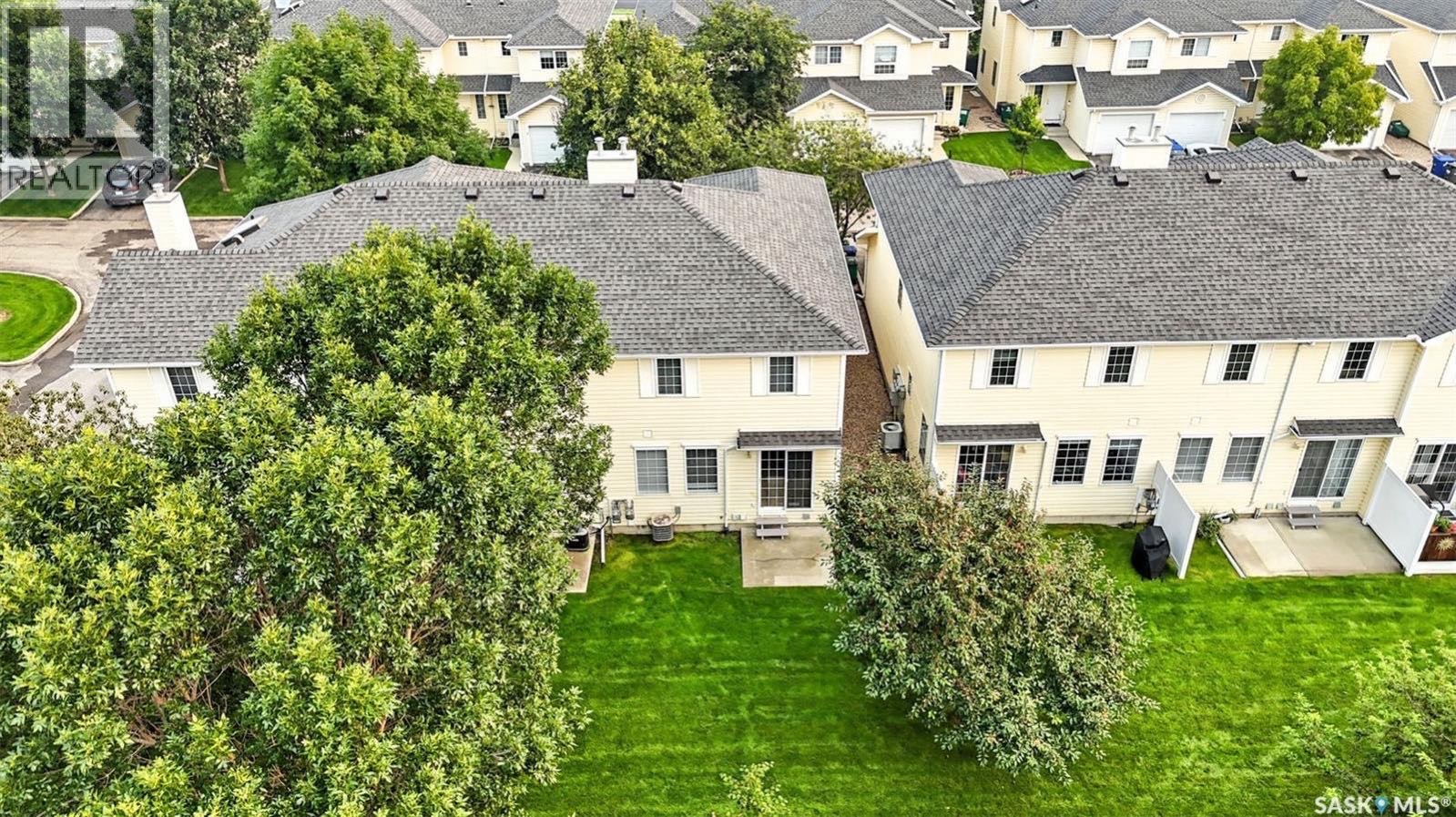 Silverspring小区安静边户3房联排出售！1,213 平方英尺边户两层联排别墅经过翻新，布局开放，侧窗和露台门为室内带来充足采光。主层设有宽敞的起居区、升级后的厨房（全新花岗岩台面、水槽和龙头）、中岛和餐区，以及一个方便的二分之一卫浴，地面新铺设合成地板。楼上有三间卧室和 - 8