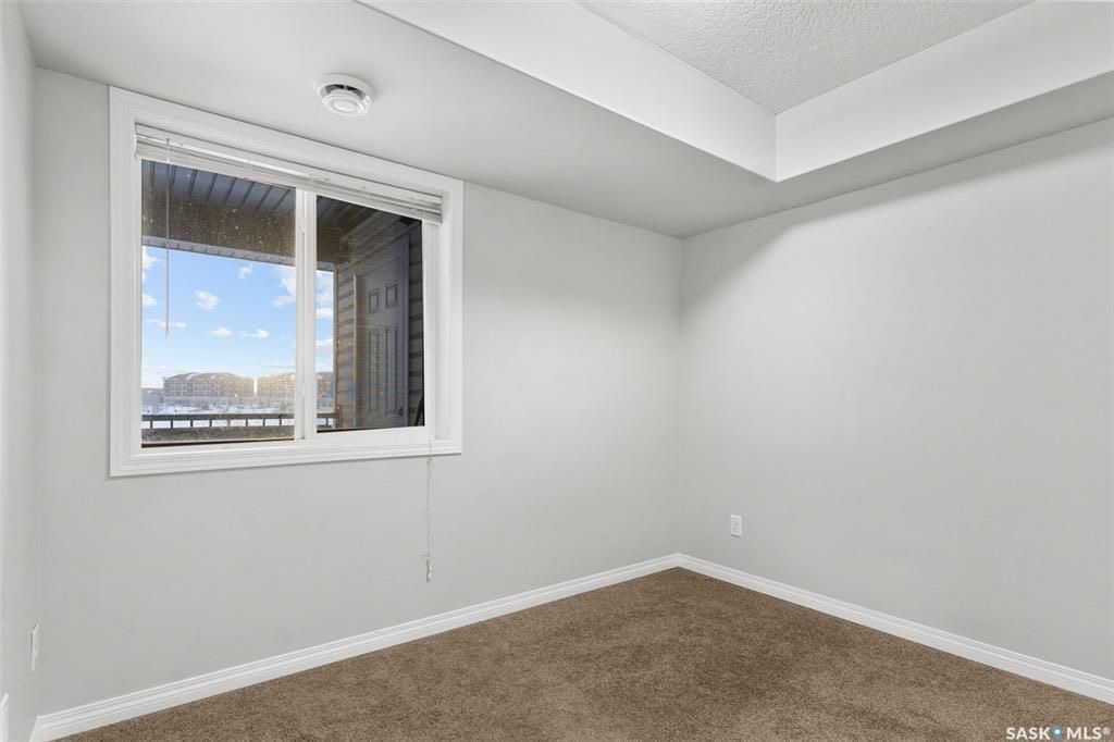 Stonebridge小区步行至学校，超市购物3室2卫2车位叠拼联排出售。安静2楼顶层边户，朝阳湖景，枫木橱柜，大理石台面，不锈钢家电，主卧带步入式衣柜，独立洗手间，大尺寸阳台，独立储物间。保养极佳。挂牌价格：$239900。详情请联系 Royal LePage地产经纪Gary - 17