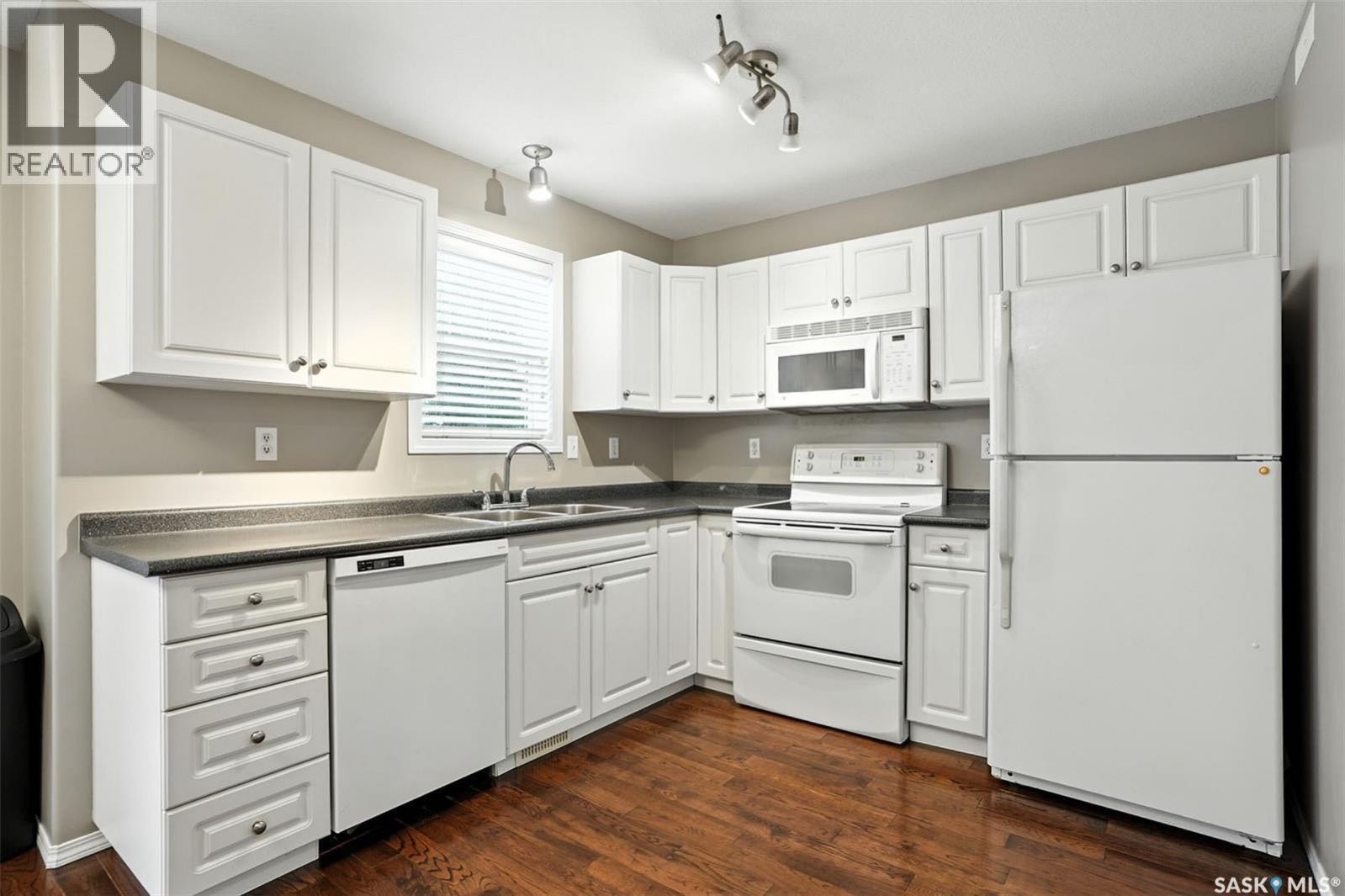 Lakewood小区保养极佳3房联排出售！面积 1,124 平方英尺，设有三间卧室和两间浴室，适合首次购房者居住或者出租投资。房屋位于 Lakewood 核心地段，门外有直达大学的公交车，方便出行。主层设有宽敞的客厅，铺有实木地板，餐区和带储藏室及充足台面的厨房。楼上有三间大小适 - 7