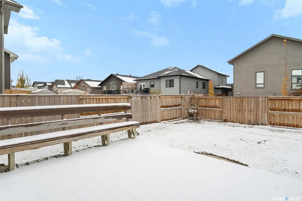 Rosewood小区400米步行至两所学校，2014年建，2100尺，4房+1书房+多功能厅，高档装修独立屋出售！保养如新，好采光，9尺加高层高，天然气壁炉，实木地板，高档枫木橱柜带天然大理石台面，不锈钢家电，大空间储物角柜。二楼有4个大卧室外加一个大空间多功能家庭厅。主卧带步入 - 20