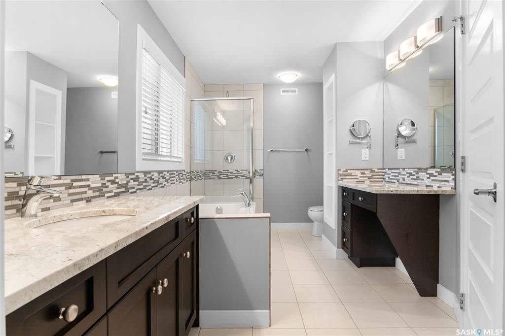 Rosewood小区400米步行至两所学校，2014年建，2100尺，4房+1书房+多功能厅，高档装修独立屋出售！保养如新，好采光，9尺加高层高，天然气壁炉，实木地板，高档枫木橱柜带天然大理石台面，不锈钢家电，大空间储物角柜。二楼有4个大卧室外加一个大空间多功能家庭厅。主卧带步入 - 18