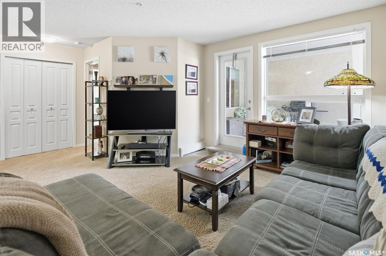 Lakewood小区设计精致979平方英尺两室两卫公寓出售！布局合理，兼具舒适性、实用性与现代便利。开放式设计配有时尚厨房（抽油烟微波一体机于2025年10月更换），花岗岩台面，储物空间充足，与餐厅及客厅自然衔接，适合日常居住。宽敞明亮的主卧设有独立卫浴。第二卧室配备壁床（Mur - 4