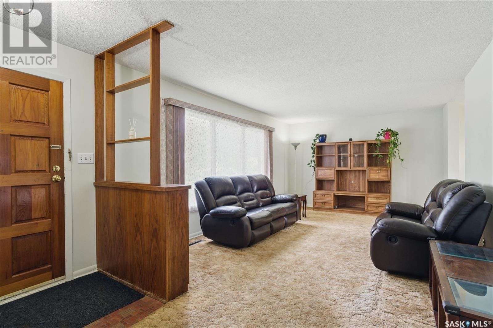 Public Open House公众开放看房 118 East Drive 7月19日 周六1:00-2:30PM Gary Gai或者同事Della Zhang会在此迎接🙏  ————————- 步行至Walter Murray高中 & Market Mall两层独立 - 5