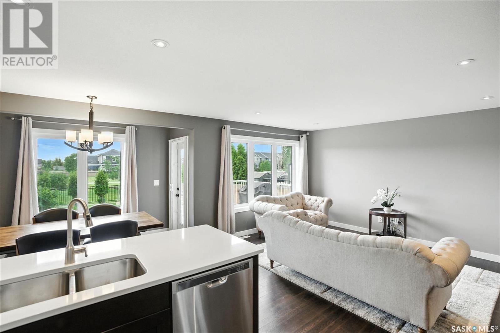 Stonebridge 背靠公园4房4卫+多功能厅独立屋出售。保养如新，后院直通公园，近学校、商店、公园及其他生活设施。主层采用开放式布局，客厅、厨房和餐厅区域均为实木地板。客厅宽敞明亮，大窗户朝西，可看到后院和公园景观。厨房配有枫木橱柜、花岗岩台面、转角储物间，以及不锈钢家电（ - 7