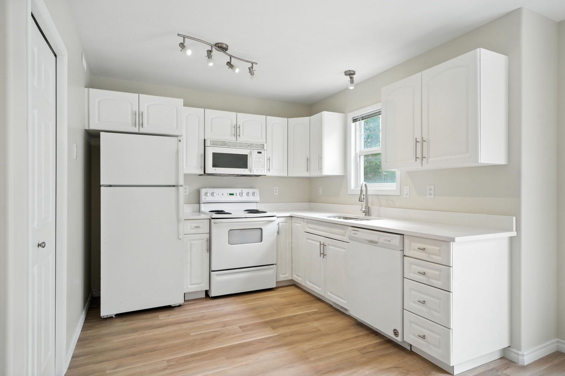 Lakewood小区新翻新三房联排出售。 - 7