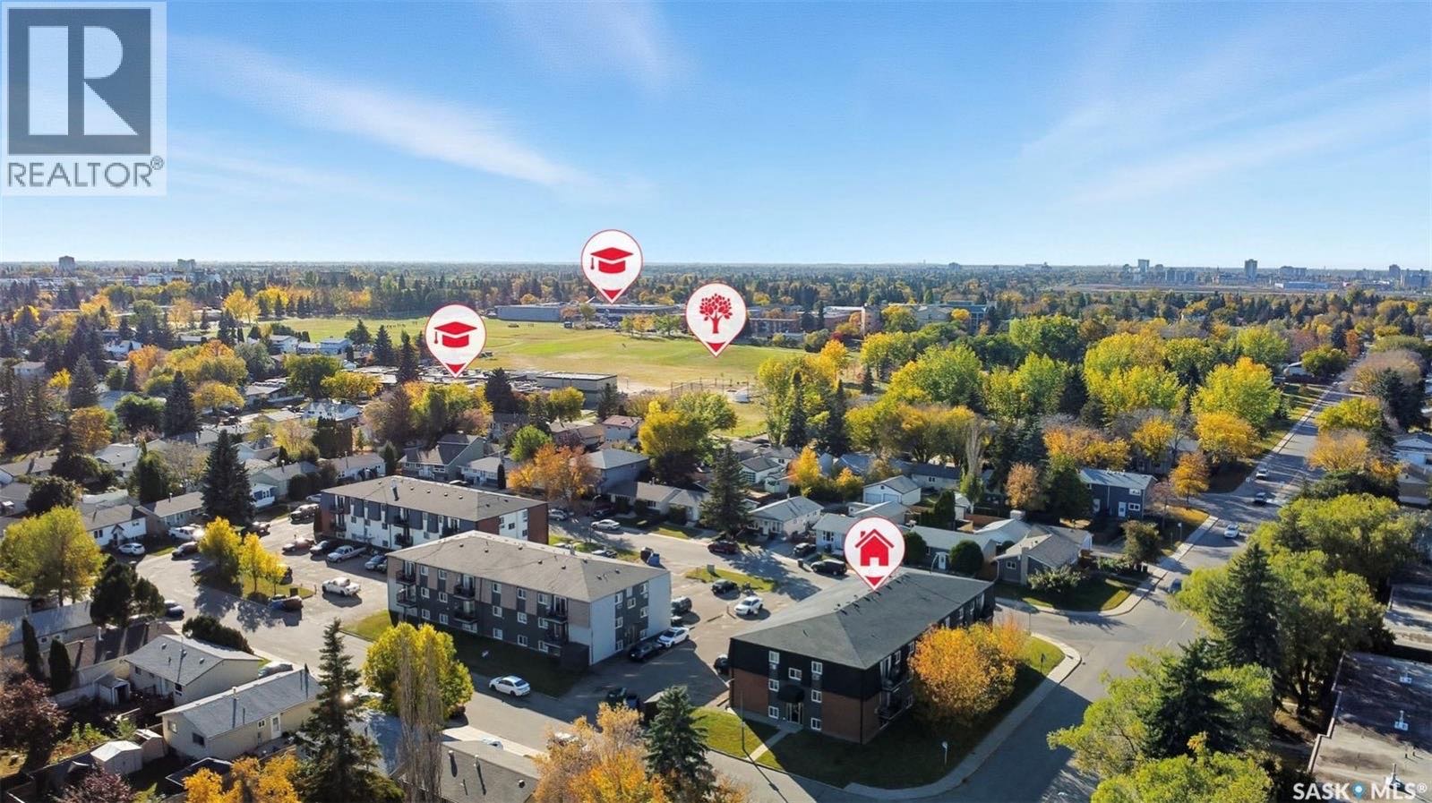 College Park翻新一室公寓出售！本地西人业主保养极佳。朝南客厅宽敞明亮，自然光充足，并可通往阳台。厨房配备升级的枫木橱柜、花岗岩台面 以及 较新的电器。布局合理，设有舒适卧室、四件式浴室，以及带有叠式洗衣机和烘干机的洗衣/储物间。其他升级包括：2023 年重新粉刷、20 - 3