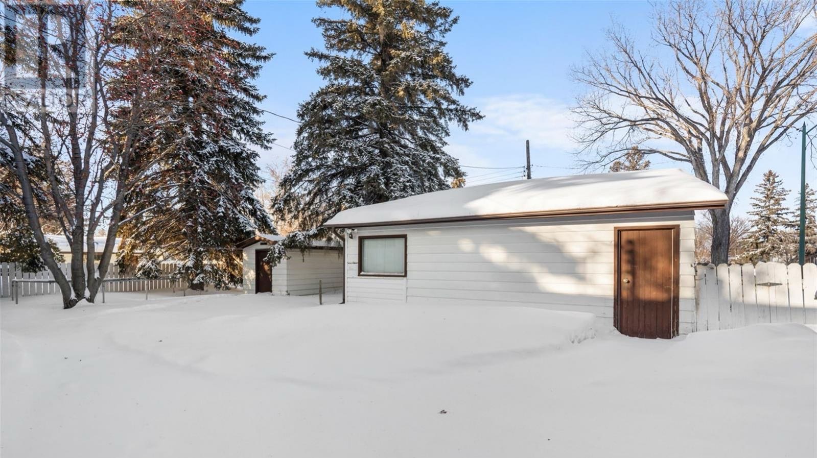 Greystone Heights小区步行至8街Superstore全面翻新1167尺4房3卫平层独立屋出售，带地下室独立出入口，具备分租潜力。位于宁静街道，步行可至学校、公园、购物，超市及各类设施。主层设有带特色墙宽敞客厅、铺全新高端复合木地板，正餐厅，以及全新装修的厨房，配备 - 8