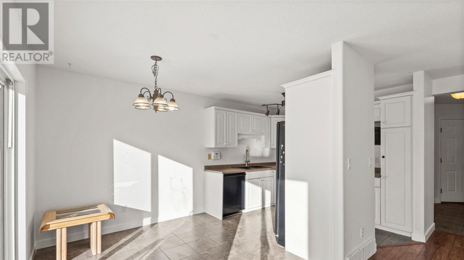 Erindale小区三室三卫边户联排出售。 - 5