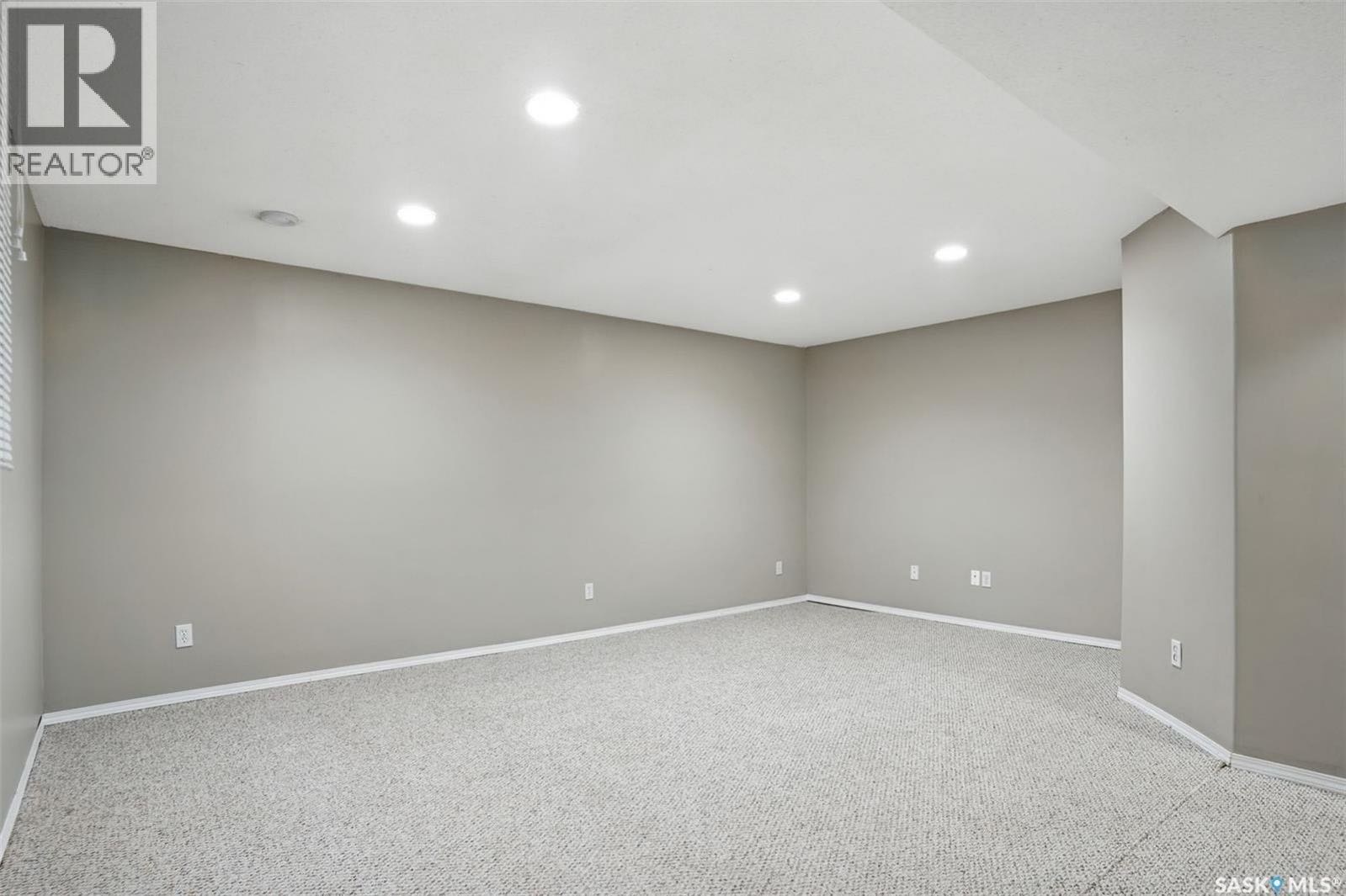 Silverspring小区安静边户3房联排出售！1,213 平方英尺边户两层联排别墅经过翻新，布局开放，侧窗和露台门为室内带来充足采光。主层设有宽敞的起居区、升级后的厨房（全新花岗岩台面、水槽和龙头）、中岛和餐区，以及一个方便的二分之一卫浴，地面新铺设合成地板。楼上有三间卧室和 - 7