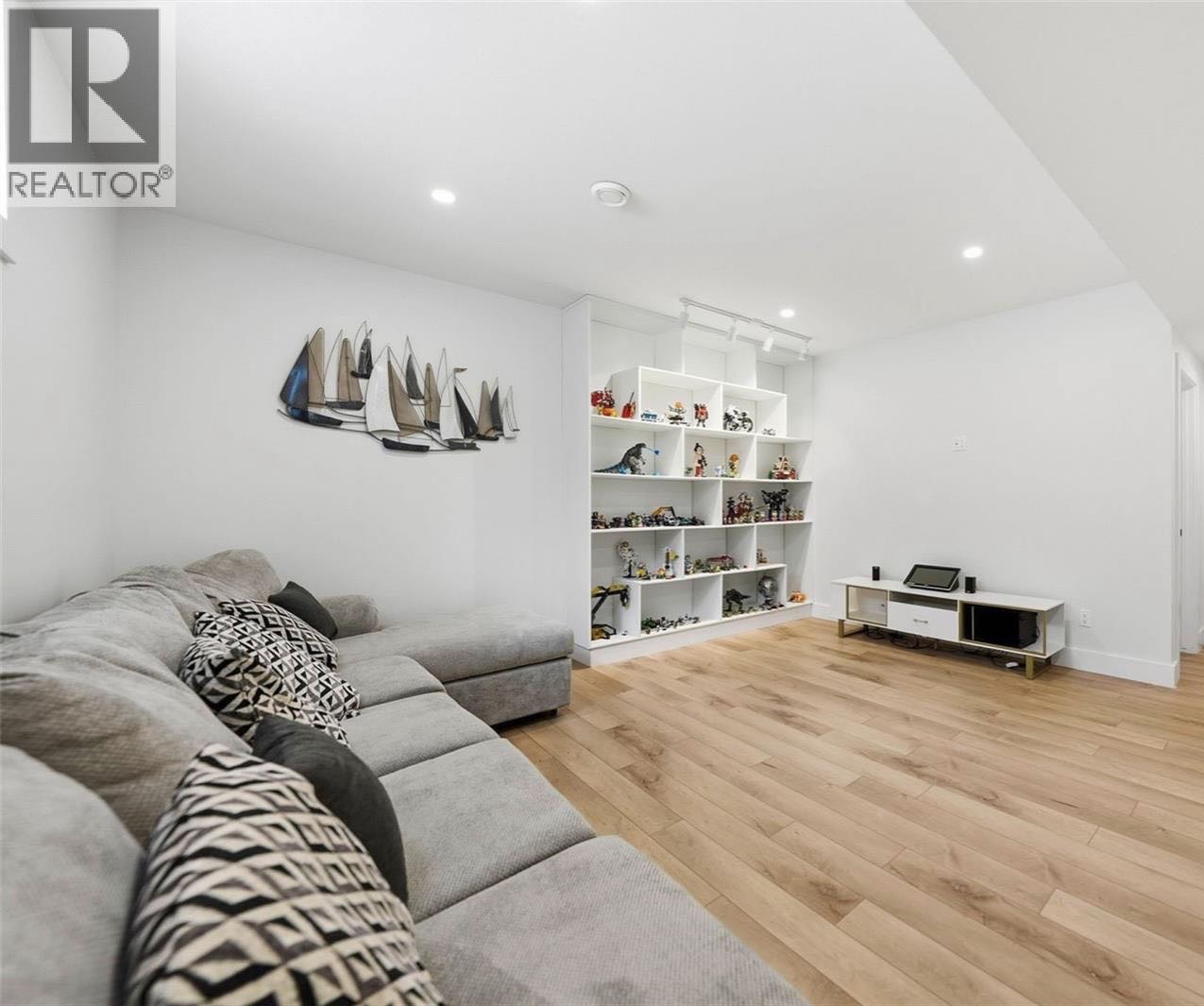 Public Open House公众开放看房 307 Keith Union 2月21&22日 周六周日2:00-4:00PM Gary Gai或者同事Dominic Parent会在此迎接🙏 ————— 步行Rosewood小学高档装修保养如新双层独立屋出售。Arbutus - 7