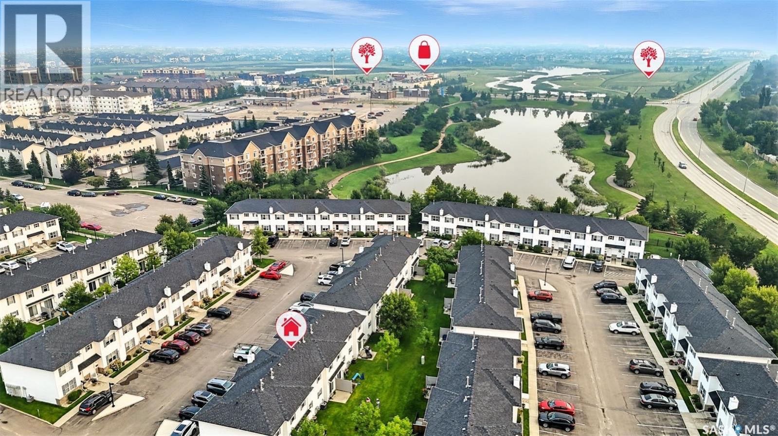 Lakewood小区保养极佳3房联排出售！面积 1,124 平方英尺，设有三间卧室和两间浴室，适合首次购房者居住或者出租投资。房屋位于 Lakewood 核心地段，门外有直达大学的公交车，方便出行。主层设有宽敞的客厅，铺有实木地板，餐区和带储藏室及充足台面的厨房。楼上有三间大小适 - 4