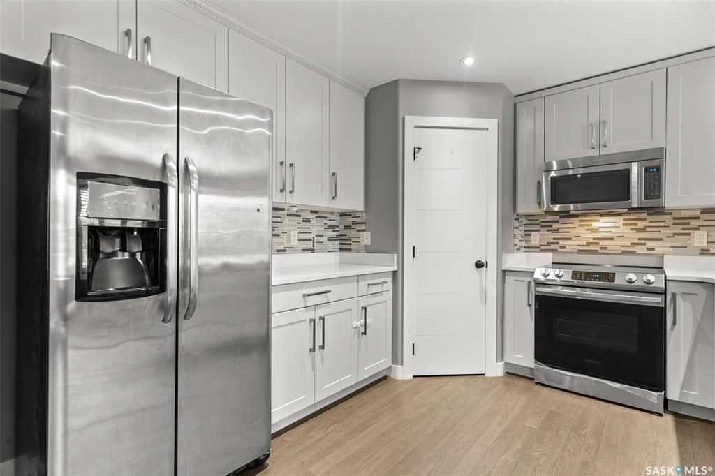 Stonebridge小区1546尺2层独立屋出售。3房3卫，地下室保温完成，带独立出入口独立电表，具备合法独立出租套间潜力。一楼开放式设计，实木地板，3层窗户，大理石台面，厨房带角柜，L形岛台，不锈钢家电，二楼3个大卧室，主卧带步入式衣柜和完整洗手间带浴缸。后院大露台，前院无草 - 7