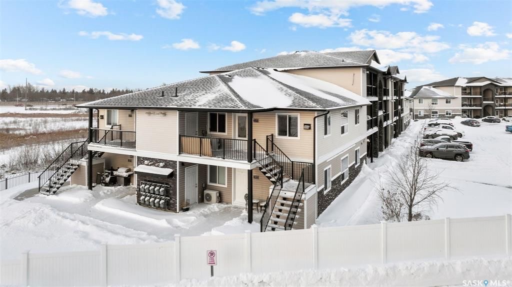 Stonebridge小区步行至学校，超市购物3室2卫2车位叠拼联排出售。安静2楼顶层边户，朝阳湖景，枫木橱柜，大理石台面，不锈钢家电，主卧带步入式衣柜，独立洗手间，大尺寸阳台，独立储物间。保养极佳。挂牌价格：$239900。详情请联系 Royal LePage地产经纪Gary - 6