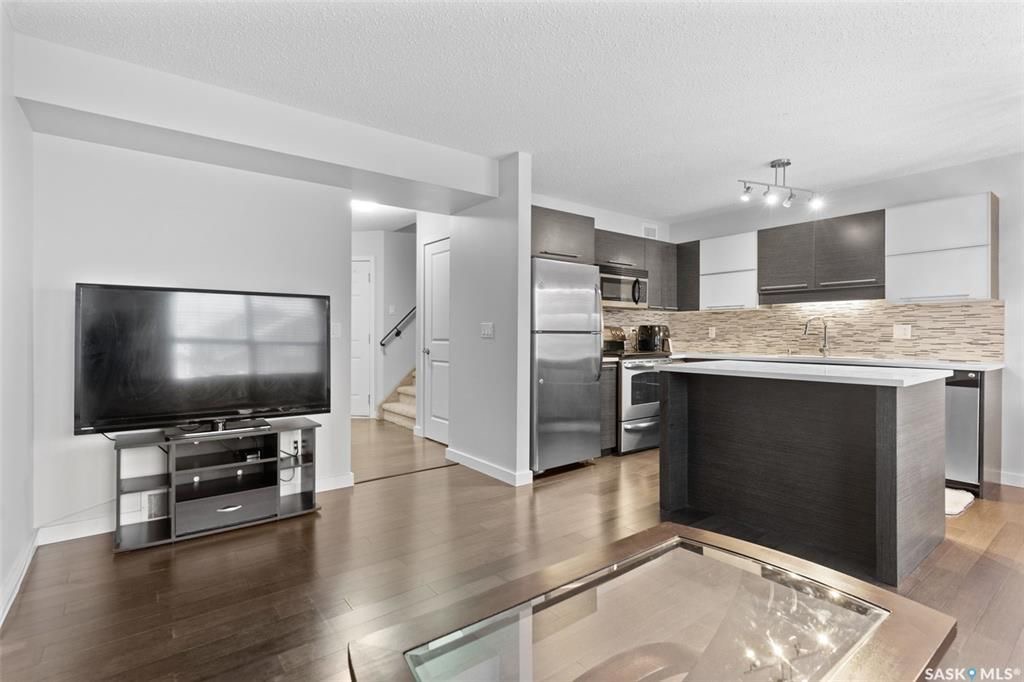 Rosewood小区1245尺 3房3卫地下室装修安静联排出售。2011年建，近小学，购物，公园。高档装修，好采光，实木地板，大理石台面，现代橱柜，不锈钢家电。二楼3个大房间尺寸足，主卧带步入式衣柜。两个卧室的窗户可以看到公园湖景，地下室完全装修有一个大家庭厅一个独立洗手间。另有 - 10