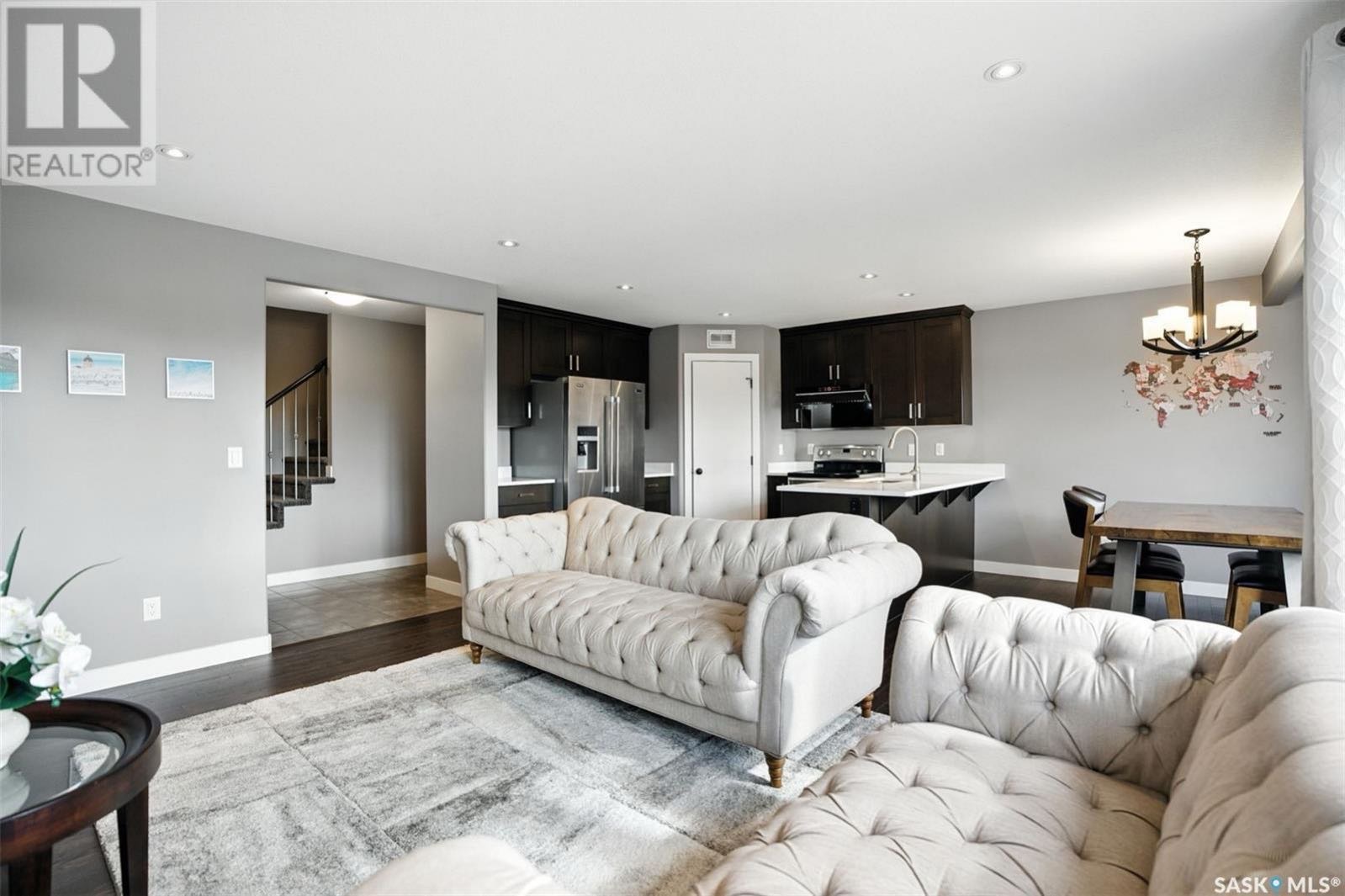 Stonebridge 背靠公园4房4卫+多功能厅独立屋出售。保养如新，后院直通公园，近学校、商店、公园及其他生活设施。主层采用开放式布局，客厅、厨房和餐厅区域均为实木地板。客厅宽敞明亮，大窗户朝西，可看到后院和公园景观。厨房配有枫木橱柜、花岗岩台面、转角储物间，以及不锈钢家电（ - 6