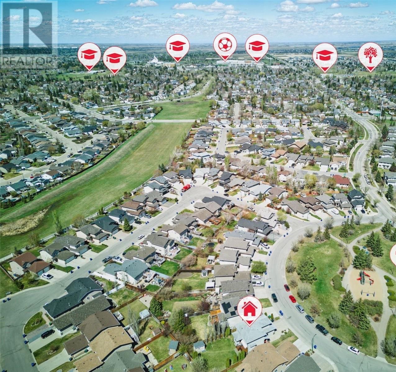 Arbor Creek小区1730平方尺4房4卫独立屋出售，正对公园！房屋空间充足，一楼为开放式布局，客厅宽敞，配有天然气壁炉；厨房为枫木橱柜设计，设有中岛和转角储物间；餐厅带有大窗户和通向后阳台的玻璃门，后院朝西南，面积大，私密性好。二楼有三个宽敞的卧室和两个完整的卫生间，另有 - 4