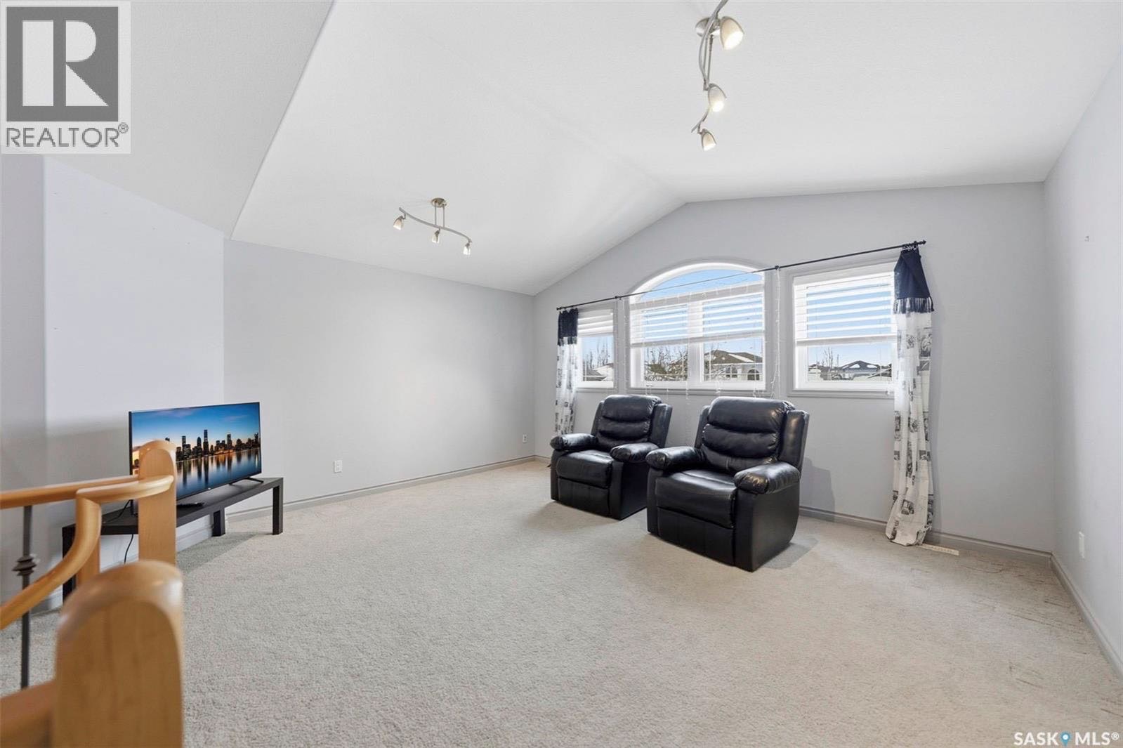 Briarwood小区高能效认证前样板间三车库独立屋出售！2011尺2004年建位于安静街道，大地块地块，维护良好，状态整洁，可直接入住。房屋外观与庭院布局整齐，近期更新： 热水器（2025 年）、屋顶（2019 年）、暖炉（2015 年）以及地下室地毯（2020 年）。主层设有 - 8