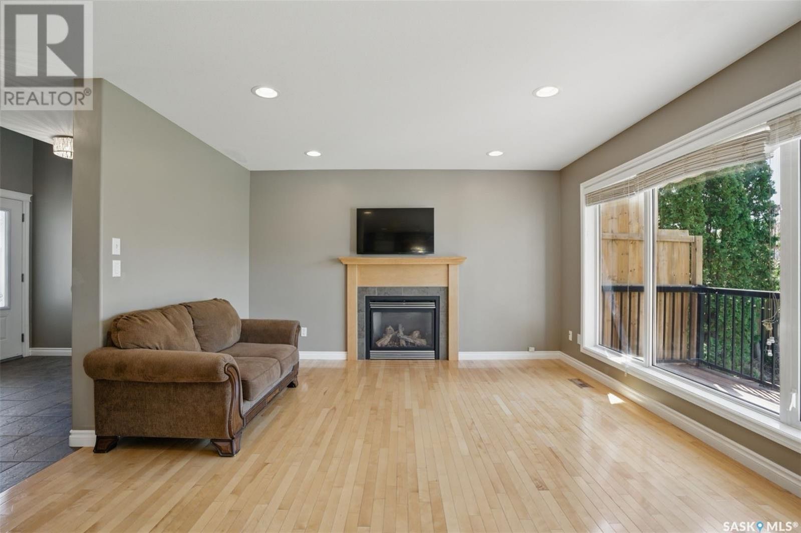 Arbor Creek小区1730平方尺4房4卫独立屋出售，正对公园！房屋空间充足，一楼为开放式布局，客厅宽敞，配有天然气壁炉；厨房为枫木橱柜设计，设有中岛和转角储物间；餐厅带有大窗户和通向后阳台的玻璃门，后院朝西南，面积大，私密性好。二楼有三个宽敞的卧室和两个完整的卫生间，另有 - 5