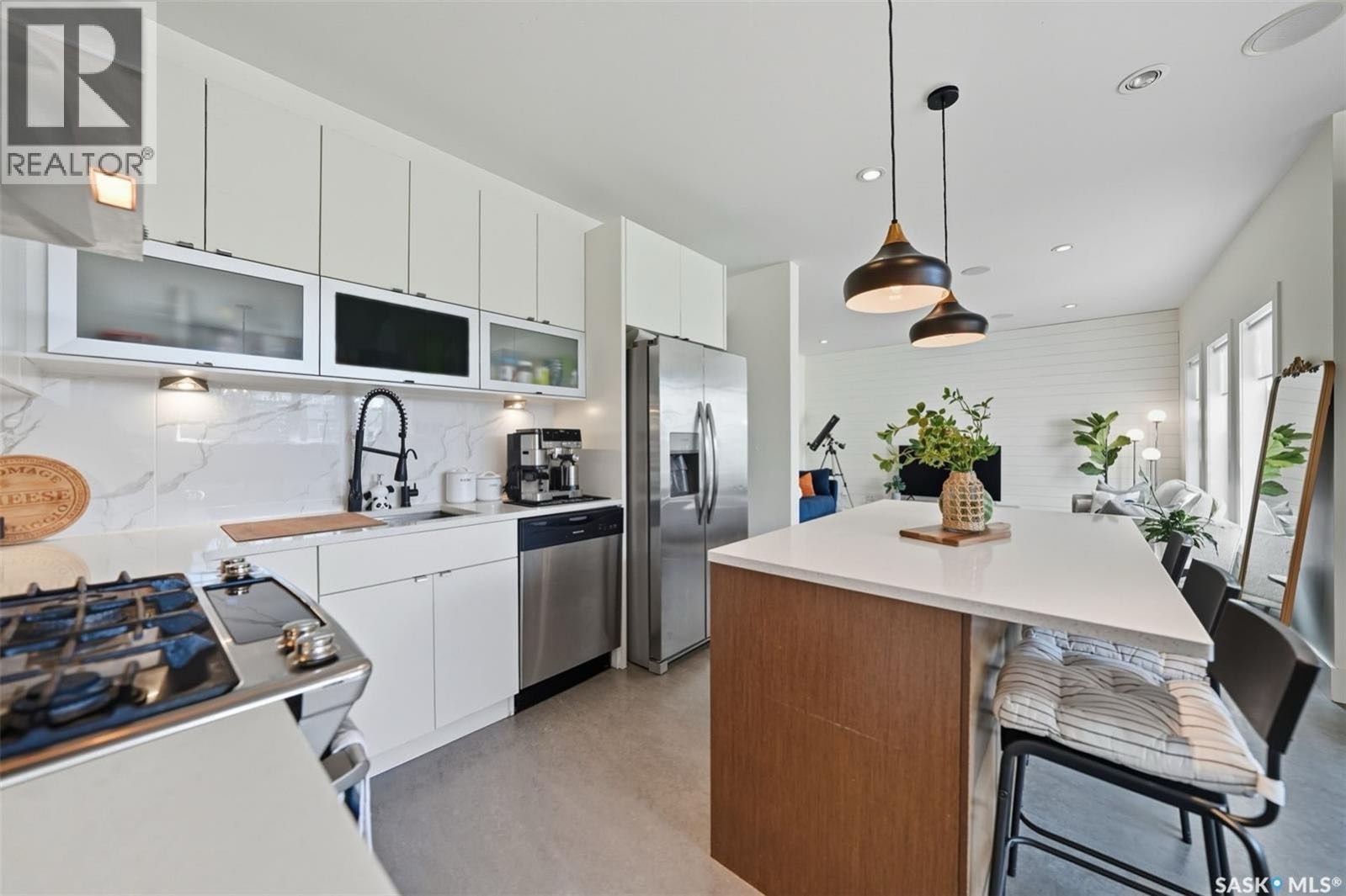 Willowgrove 小学百米距离豪华装修独立屋出售！超大2589平方尺。兼具现代优雅、实用设计和高端装修的定制两层住宅。外观采用石材和欧式灰泥，专业园艺、地下喷灌系统，以及可停放 超过4 辆车超大车道。超大私密后院像公园一样，设有宽敞的木质露台（带 2 个燃气接口）、庭院空间 - 6