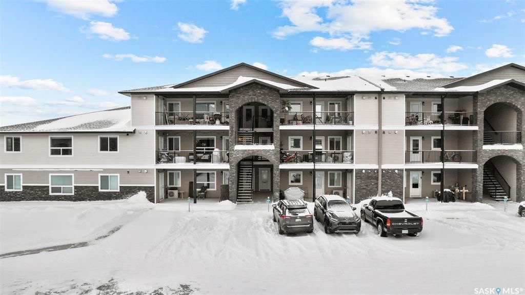 Stonebridge小区步行至学校，超市购物3室2卫2车位叠拼联排出售。安静2楼顶层边户，朝阳湖景，枫木橱柜，大理石台面，不锈钢家电，主卧带步入式衣柜，独立洗手间，大尺寸阳台，独立储物间。保养极佳。挂牌价格：$239900。详情请联系 Royal LePage地产经纪Gary - 5