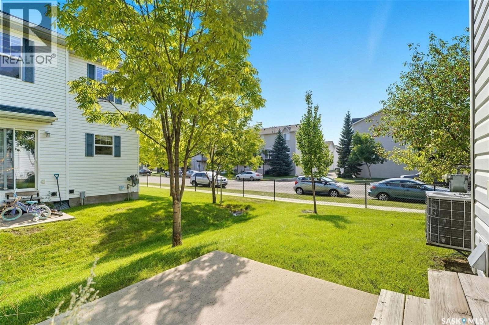 Lakewood小区新装修边户3房联排出售！安静边户紧邻大绿地且多路边停车位。设有三间卧室和两间浴室，适合首次购房者居住或者出租投资。房屋位于 Lakewood 核心地段，门外有直达大学的公交车，方便出行。主层设有宽敞的客厅，新铺合成地板，餐区和带储藏室及新台面新背景砖厨房。楼上 - 8