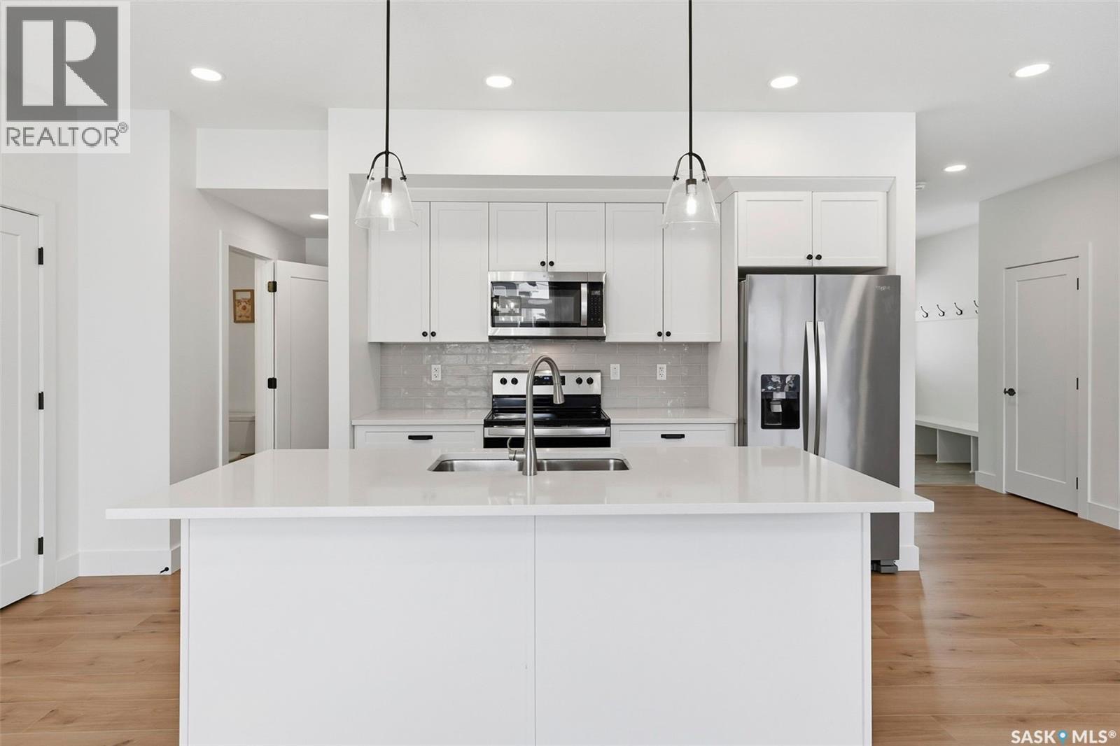 Public Open House公众开放看房 307 Keith Union 2月7日&8日 周六周日2:00-4:00PM Gary Gai或者同事Dominic Parent会在此迎接🙏 ————— 步行Rosewood小学高档装修保养如新双层独立屋出售。Arbutus - 7