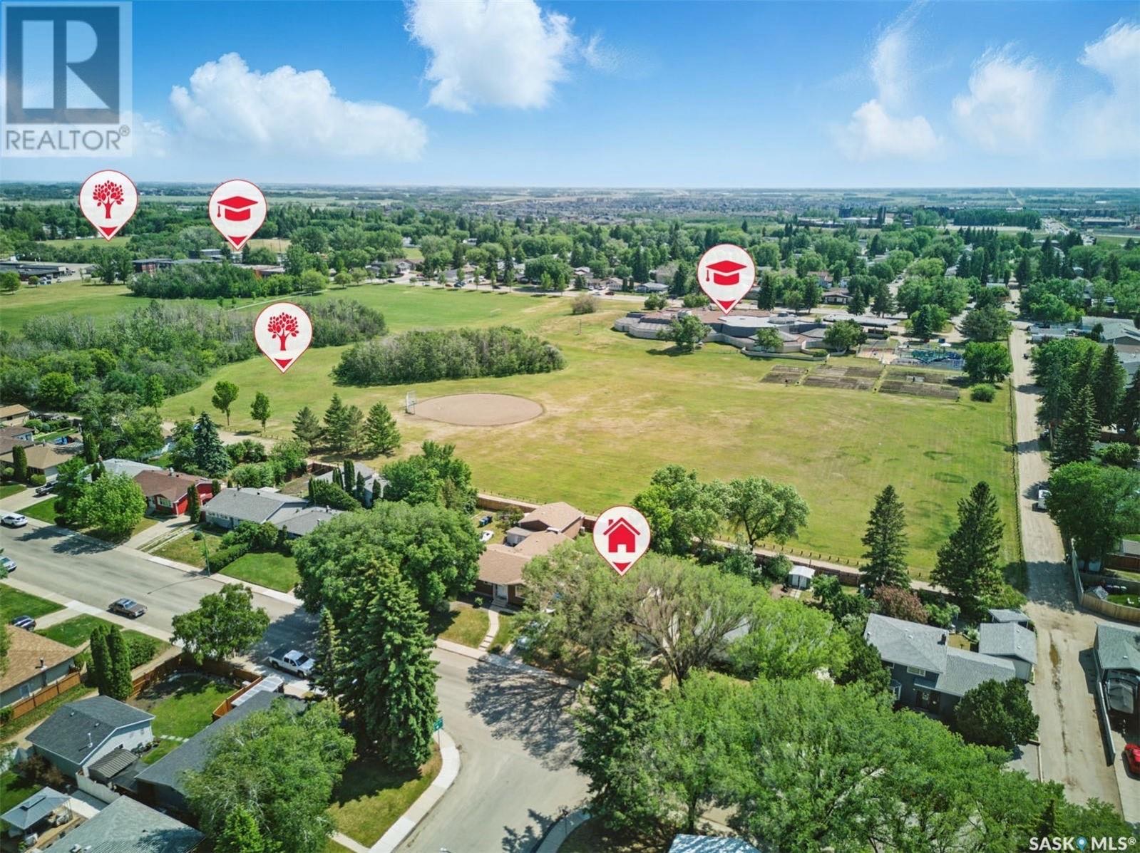 Public Open House公众开放看房 118 East Drive 7月19日 周六1:00-2:30PM Gary Gai或者同事Della Zhang会在此迎接🙏  ————————- 步行至Walter Murray高中 & Market Mall两层独立 - 3