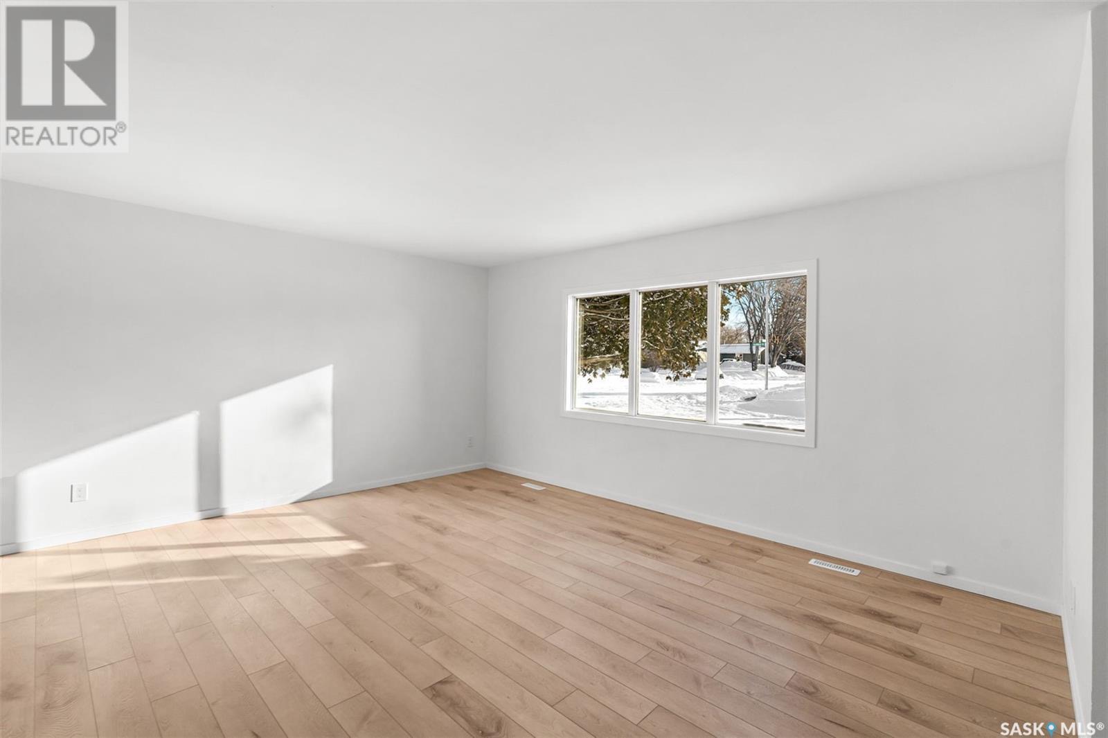 Greystone Heights小区步行至8街Superstore全面翻新1167尺4房3卫平层独立屋出售，带地下室独立出入口，具备分租潜力。位于宁静街道，步行可至学校、公园、购物，超市及各类设施。主层设有带特色墙宽敞客厅、铺全新高端复合木地板，正餐厅，以及全新装修的厨房，配备 - 5